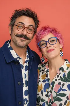 Coppia di titolari WILLY, con stile eccentrico e sorridente
