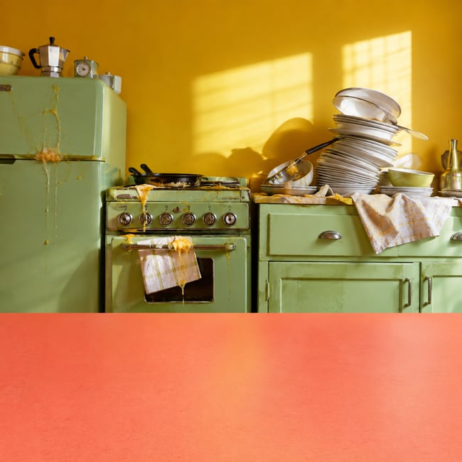 Cucina della campagna WILLY, una situazione ironica di disordine quotidiano