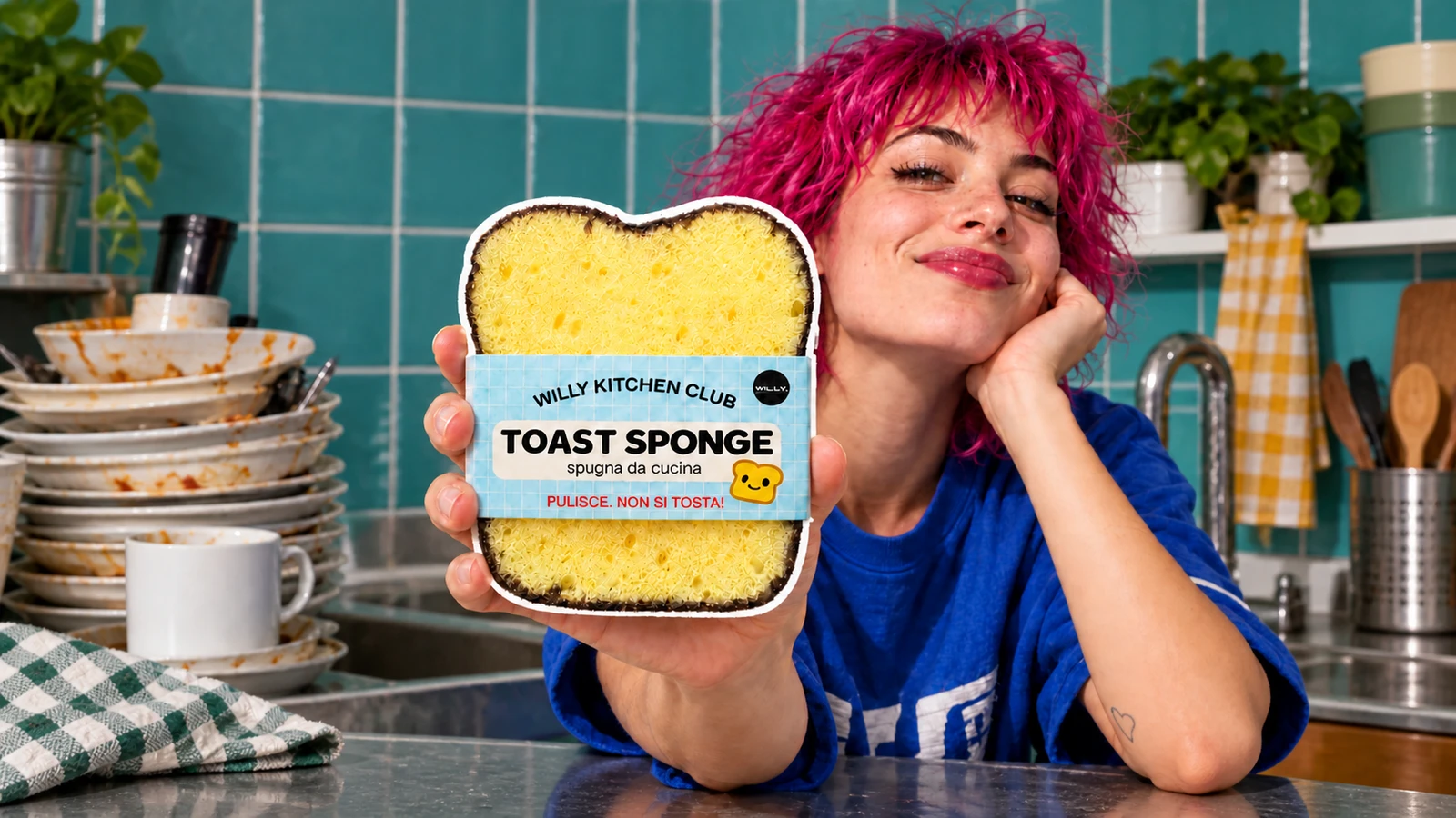 Ragazza in cucina con la spugna Toast in mano, in primo piano